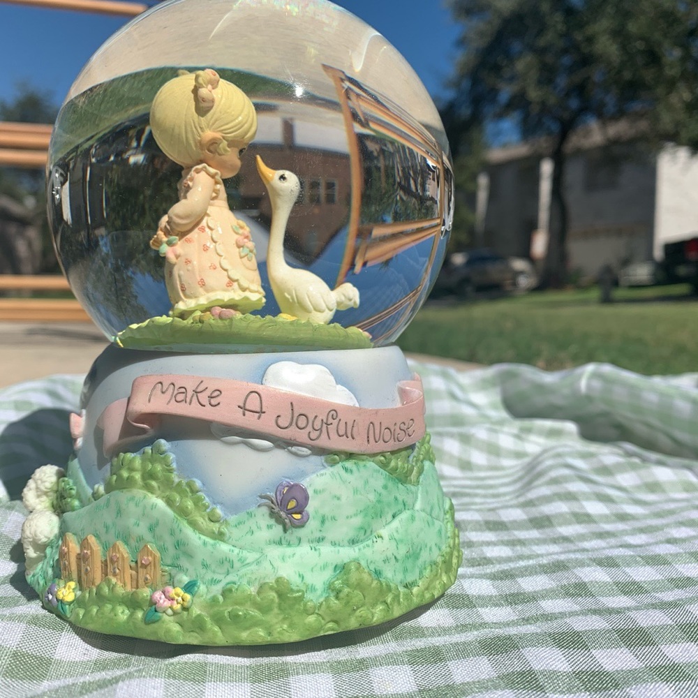 Precious Moments Snow Globe☁️💫